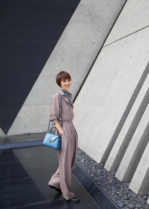 袁泉凭借一款短发把不同风格的服装搭配出高级感既时尚又减龄