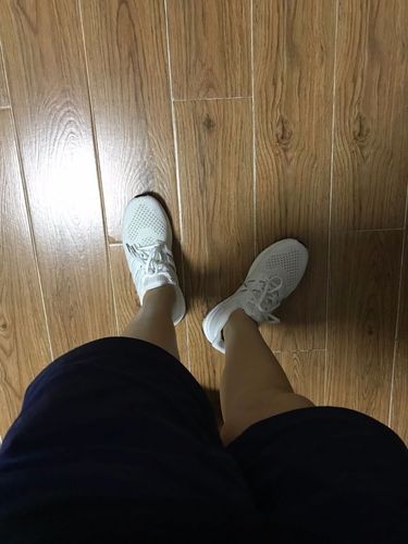 光脚穿鞋 脱鞋后有人喜欢盯着你的脚看是什么心理?