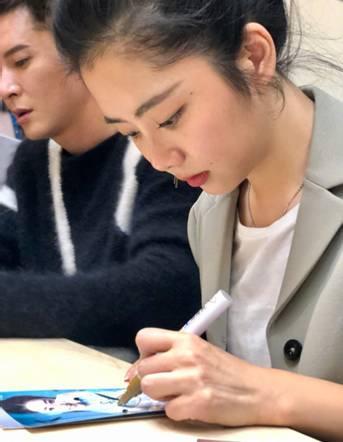 谭松韵生图曝光,西装 丸子头元气又减龄,今日份的晶晶超级可爱