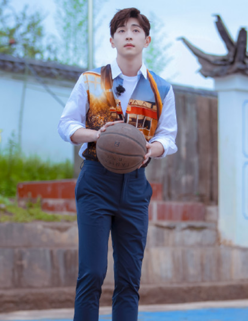 邓伦人设崩塌?综艺接得太多败好感,粉丝直言让他早点结婚