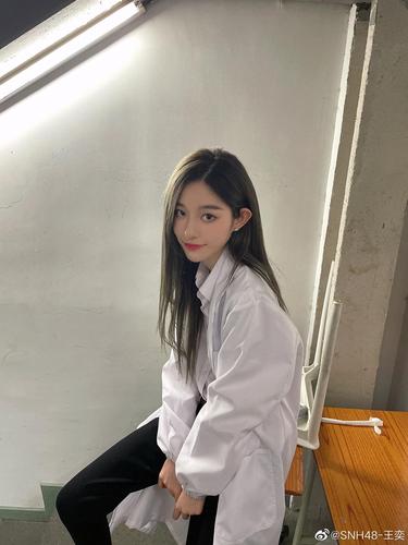 snh48-王奕 的微博: 其实有点吃不消#爱豆v力量#  weibo.cn