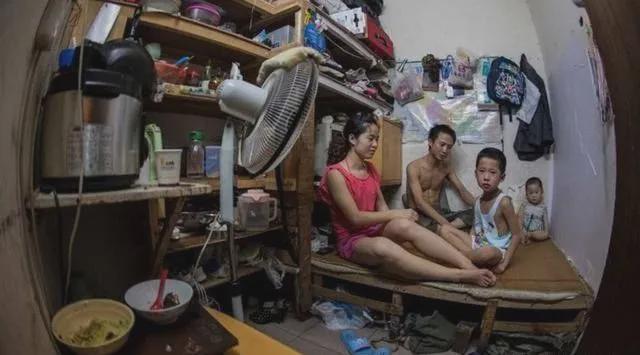 工地上有宿舍.与在外面租房相比,它将节省很多成本.