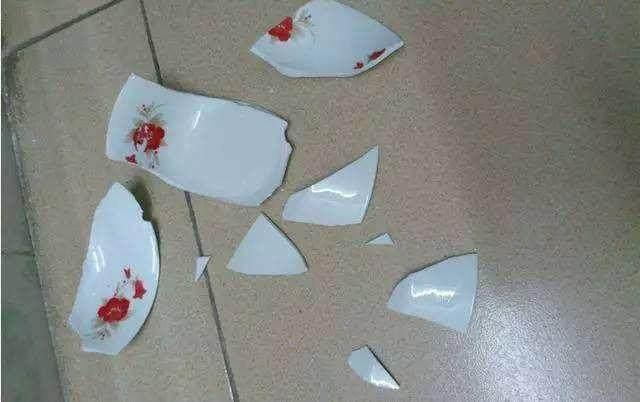 儿媳用破碗给婆婆吃剩菜剩饭, 孙子摔碎破碗反诬赖奶奶, 儿媳傻了