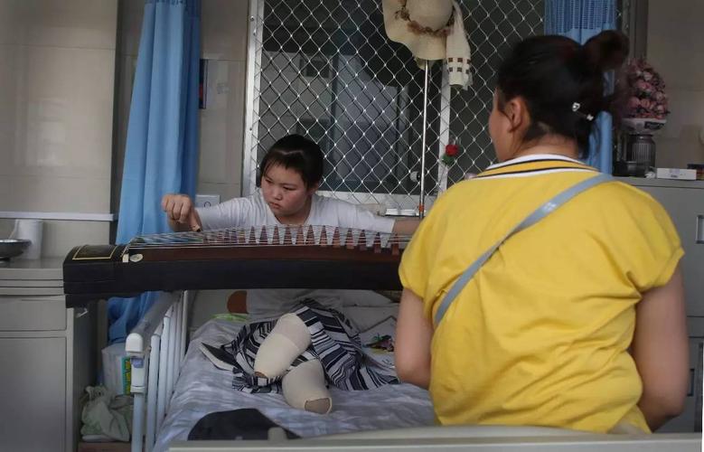 14岁花季少女双腿截肢笑对生活梦想考上大学