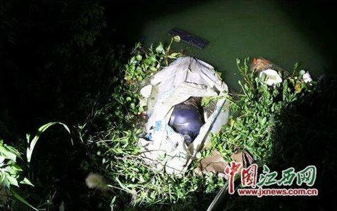 堤岸边"惊现"女尸