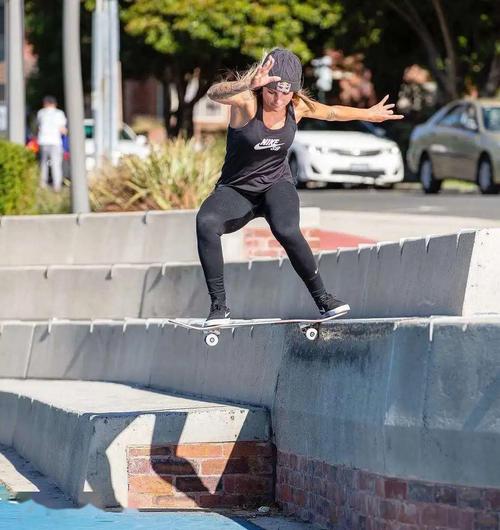 huston和巴西女神leticia bufoni不仅实力强劲,在滑板穿搭中更是独树