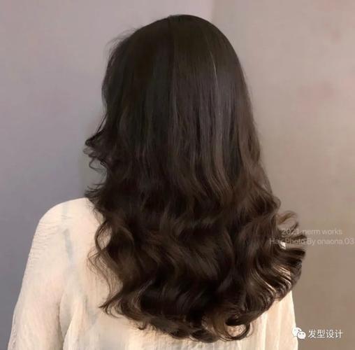 同时发尾的卷度相比长直发,更有灵动感,俏皮又好看,简单的发型款式更