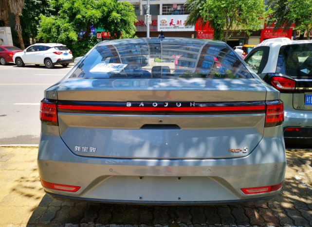 宝骏rc-5已现身街头,颜值够科幻,就是"三大件"不禁推敲