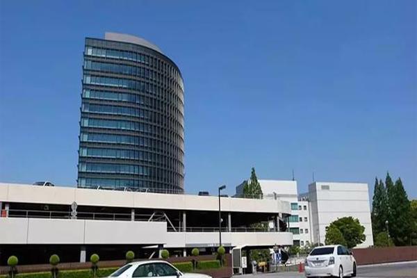 日本的丰田汽车公司拥有容量为5万辆的汽车专用码头,且丰田公司内部的