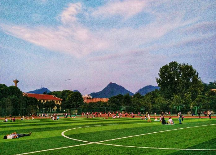 很赞!贵大南校区运动场