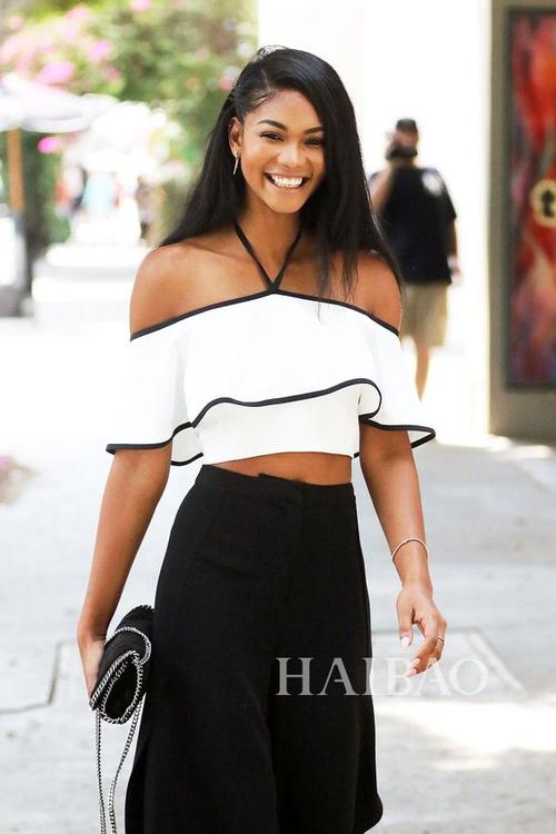 夏奈尔·伊曼 (chanel iman) 在洛杉矶外出,她身穿一字领荷叶边上衣