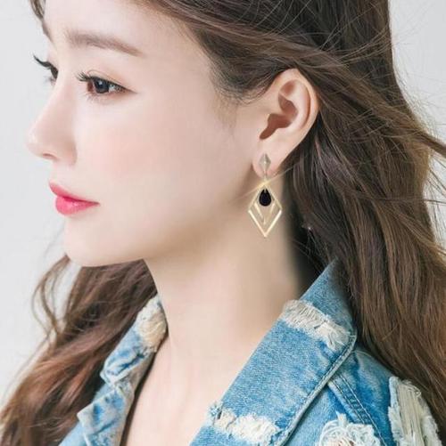 四十岁女人耳环款式有哪些?这4种款式,优雅显气质