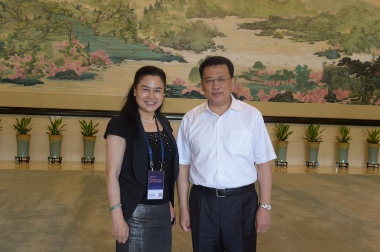 省委副书记,省长袁家军与陶晓莺董事长亲切交流
