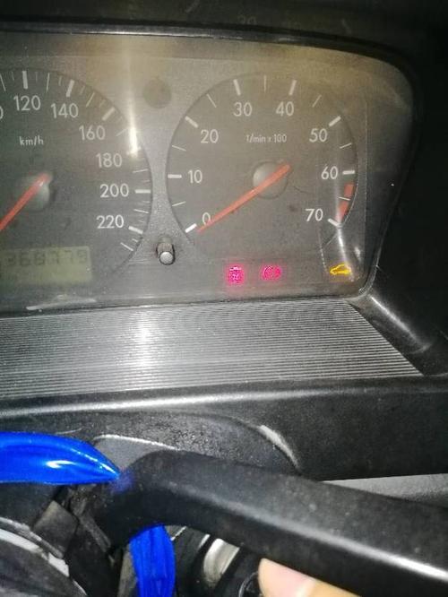 桑塔纳2000 这个像个壶的故障灯一亮风扇就不转水温就