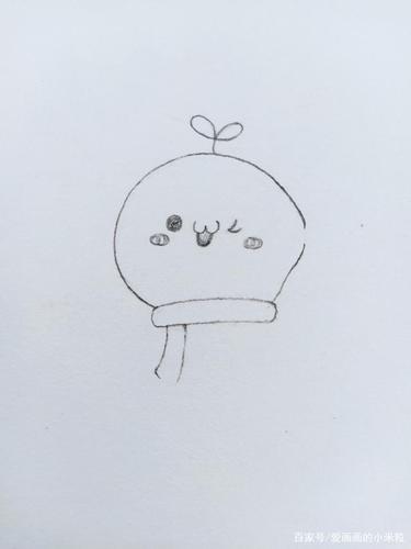 第二步  画眼镜鼻子 在把围巾画出来,很简单,眼镜画圆涂黑  鼻子一个