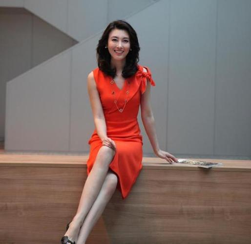 周涛生过孩子,但保养得很好,脸上也没有皱纹,网民们称赞她"美丽"