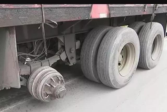 司机驾驶大货车后轮掉了却不知,交警追上才叫停