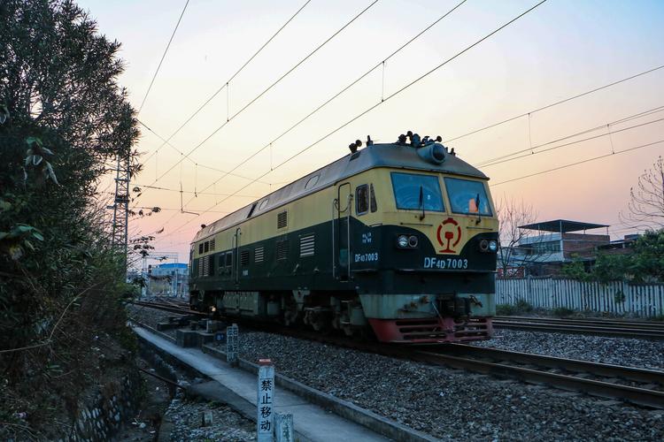 夕阳下的东风4d7003