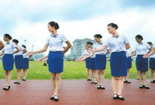 5月16日,服务员展示引导手势.