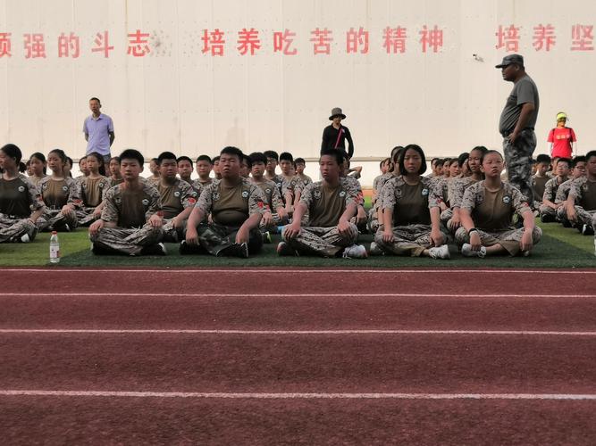吴宁三中2019级715班新生接受军训锤炼