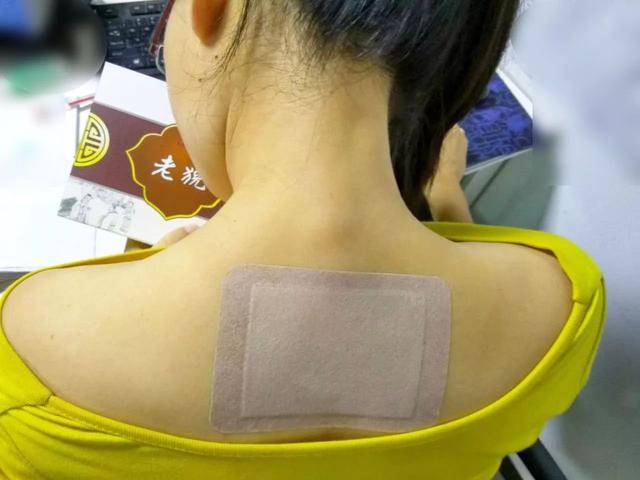 切忌不要一扭伤就贴上膏药,这样反而会使伤势加重.