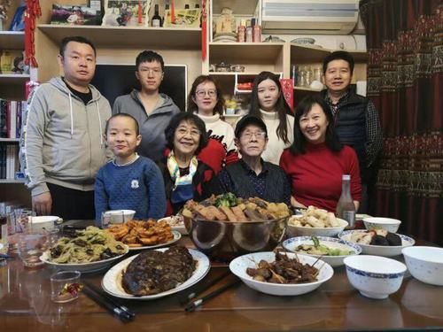2021年夜饭全家合影