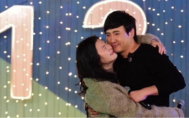 快生了!沈腾老婆医院做产检,穿粉红长裙孕肚凸出