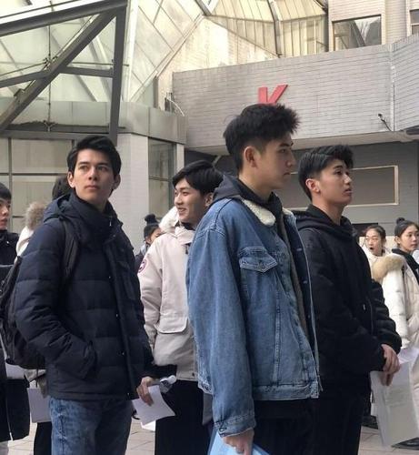 陈凯歌儿子陈飞宇北电三试,素颜依旧出众,穿蓝色牛仔衣与众不同