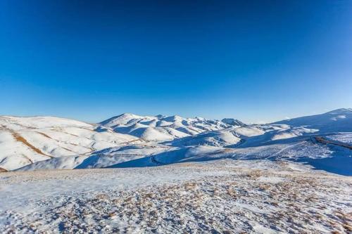 【震惊】云南多地夏天飘大雪!曲靖大海草山美成仙境!