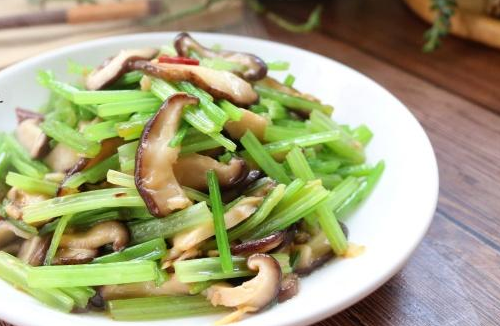 芹菜炒蘑菇