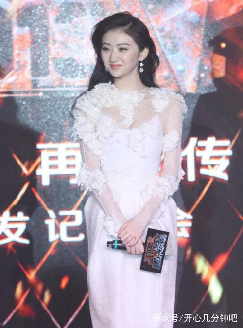 景甜早期出席活动,与成龙贴耳热聊,那时的景甜气质真好