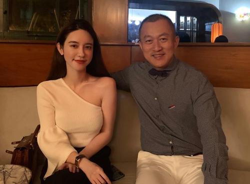 张大奕露香肩秀身材,与异性合影刻意保持距离,尽显名媛高贵气质__凤凰