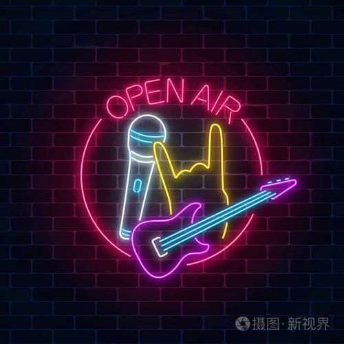 霓虹灯开放空气标志与吉他, 麦克风和棋子手势在圆形框架.