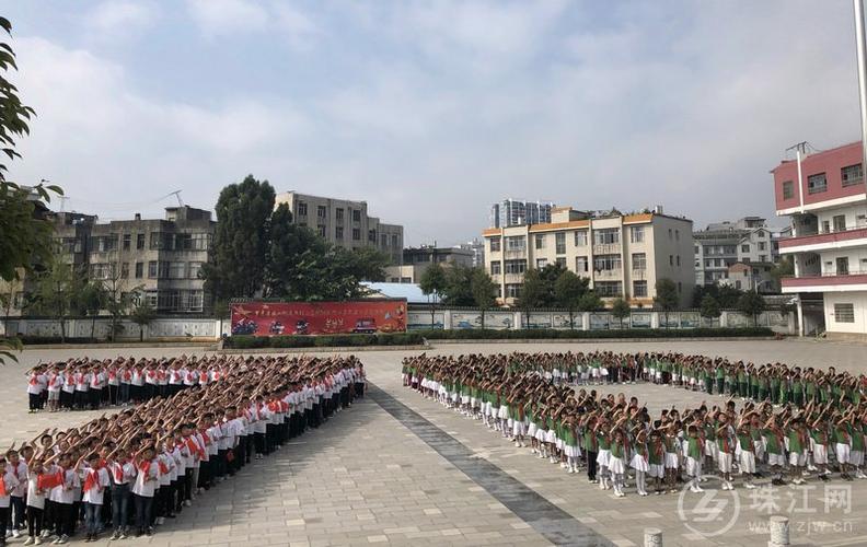 罗平:腊山街道新村小学举行"献礼中华70年 我爱你中国