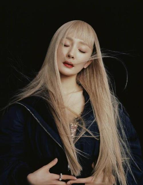 杨幂最新封面预告,金发摩登大片正式放出,造型感满满!