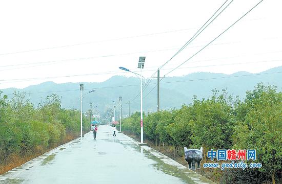 现在,龙南县里仁镇正桂村通村道路宽阔平坦.