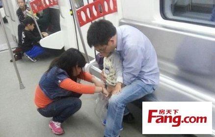 一提到地铁上小孩撒尿,通常会遭来一片骂声.