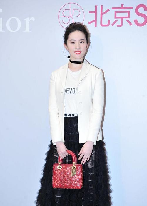 刘亦菲这回造型太成功,穿白西装配透视纱裙,单靠气质就赢了