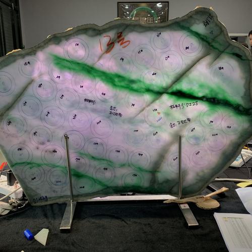 起货之前   糯冰飘绿带板料,种水细腻糯冰翡翠板料,3条绿带,整体种