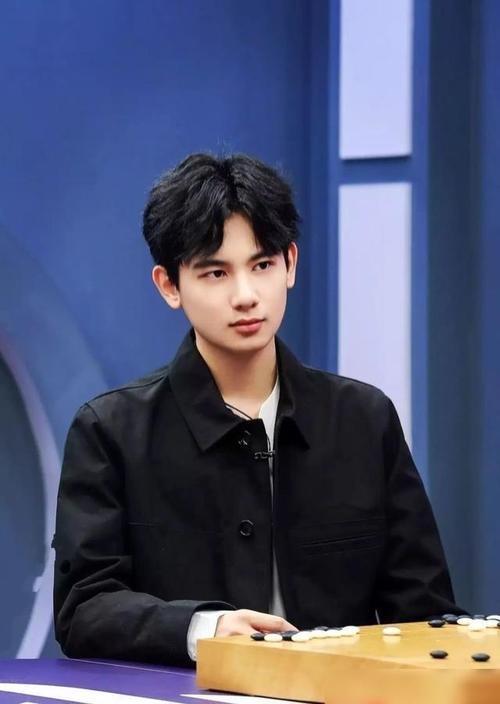 正经起来的胡先煦,颇有世家少爷的风范,眼神笃定,青春又有活力