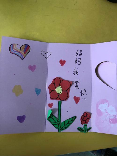小朋友们可认真了,都在为自己的妈妈认真的做着贺卡,棒棒哒!
