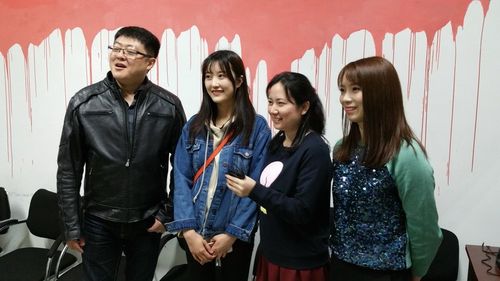 郑磊,美哲,张璐和静娱,帮助录制人大原创音乐会的贺词.