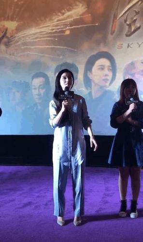 终于知道范冰冰为什么总爱穿"驴蹄鞋"了,因为高跟鞋能够修饰腿型