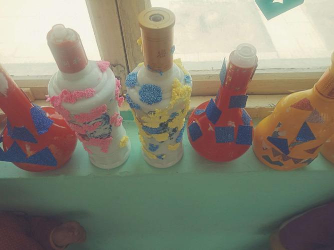 付河幼儿园小班美工制作一装饰彩瓶