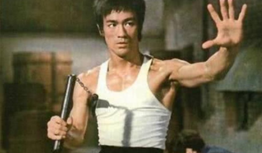 李小龙的招牌武器双节棍棍法使得天衣无缝简直招招见血
