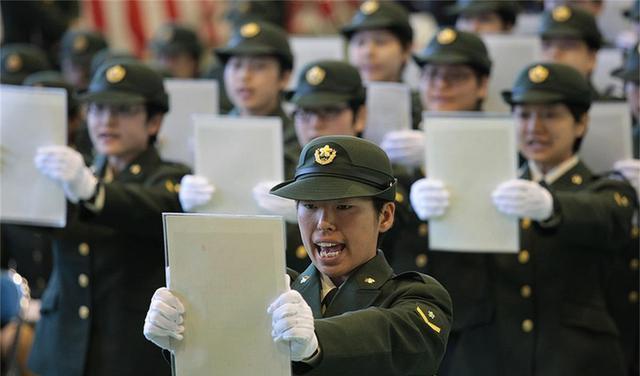 日本女兵为何总会背一个小挎包,里面到底装的是什么?