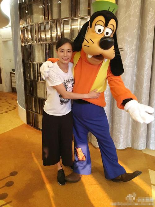 吴敏霞与迪士尼经典卡通角色"高飞"合影
