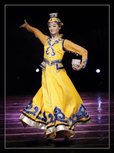 超壮观!三千名学生课间齐跳蒙古舞,网友:好想跟着跳