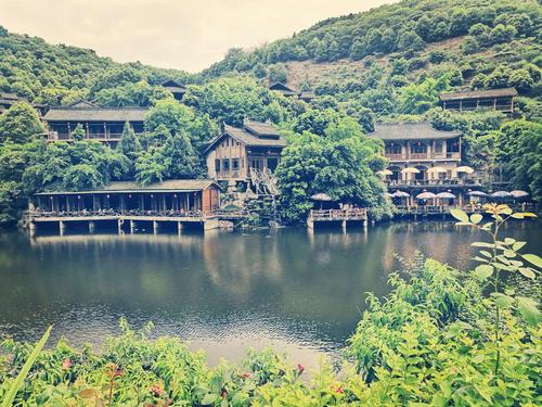 成都龙泉山庄坐落在成都市龙泉驿区聚合村,占地面积120多亩.