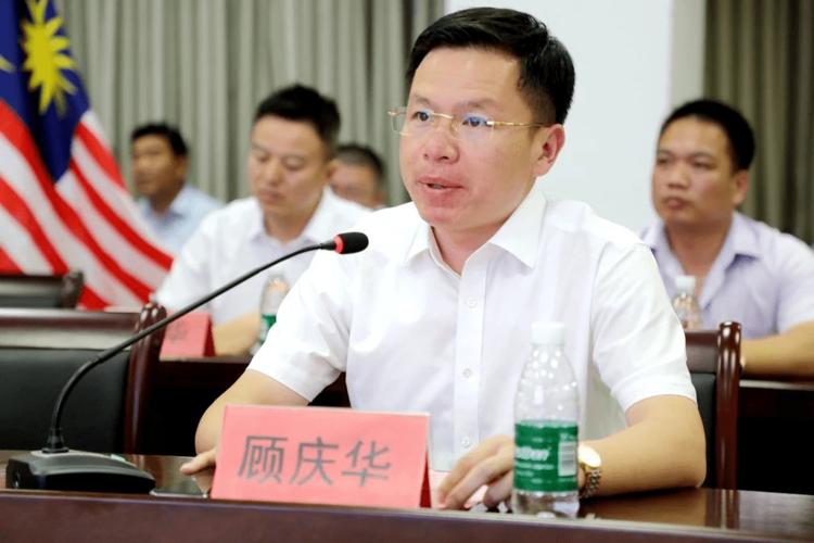安顺三民独立中学校长胡永铭,曲塘中学党总支书记,校长顾庆华分别介绍